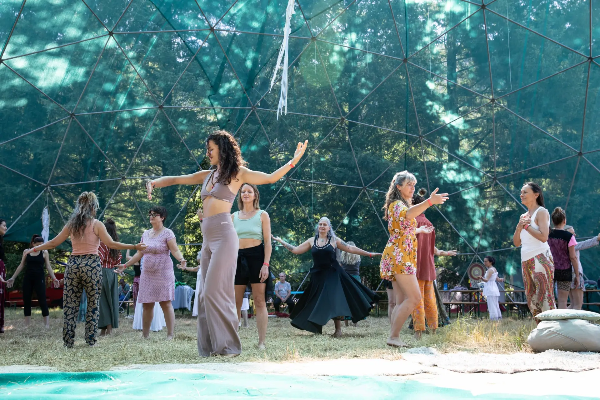 Cercle de danse au Festival Mantra Joie, participants enlacés dos à dos