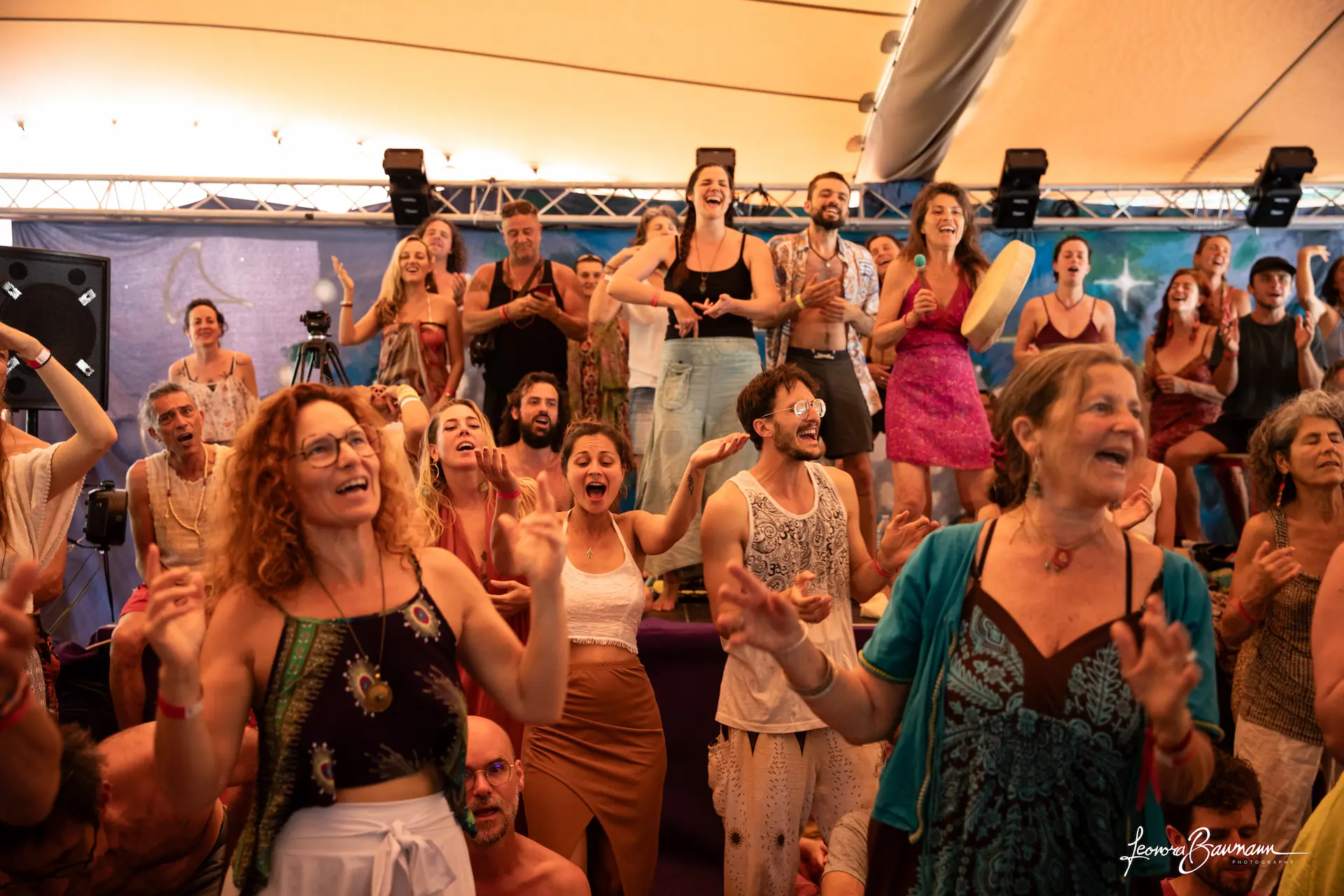 Cercle de danse au Festival Mantra Joie, participants enlacés dos à dos