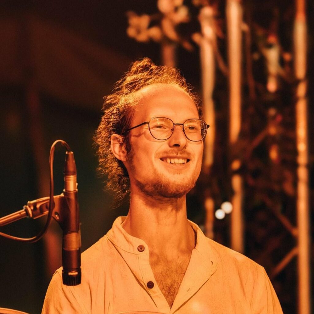 Tom, Musicien accompagnant au Festival Mantra Joie